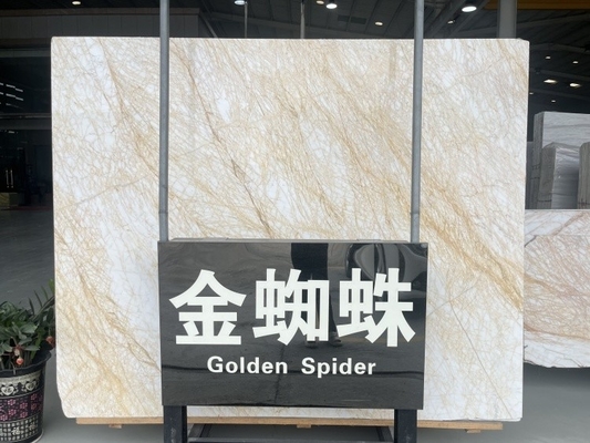 La losa de mármol dorado de araña pulida es ideal para el diseño gráfico del piso de la pared de la villa moderna.