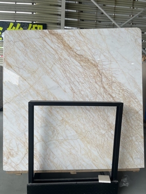La losa de mármol dorado de araña pulida es ideal para el diseño gráfico del piso de la pared de la villa moderna.