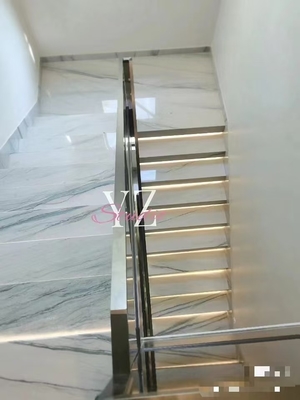 Pavimento de cocina moderna y escalera Blanco con venas verdes/grises Calacatta Marmol libro de juego de mesa de escritorio
