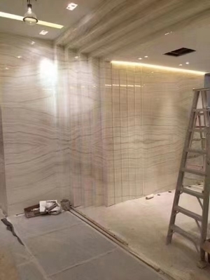 Componente de lavabo interior Translúcido de oro blanco Vena de madera Ollar de ónix losa de mármol para paredes y pisos de grado