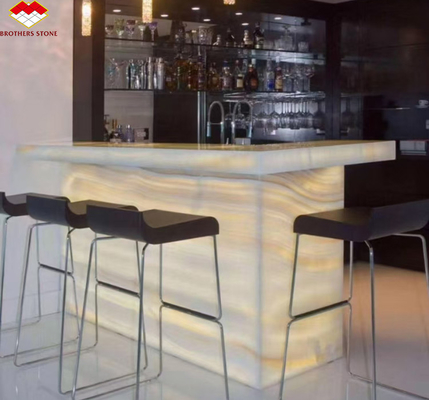 Paneles de pared y encimera de ónix con luz de fondo pulida en piedra blanca moderna en forma de tabla grande