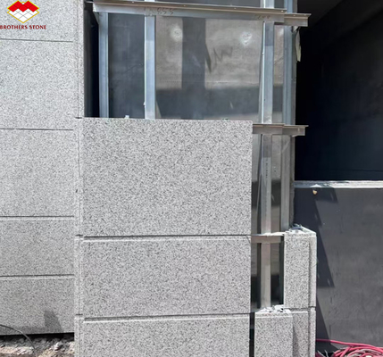 Modern Flamed China Granito gris Veneer de piedra cortado a medida para revestimiento de paredes exteriores