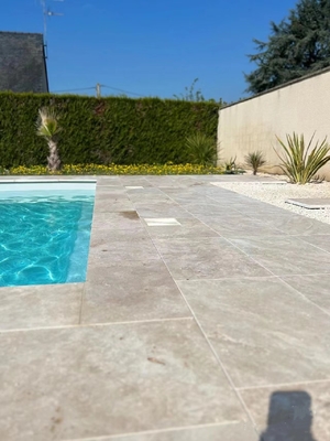 Estilo de diseño moderno Plata natural Travertino Piedra de marfil Tejas de cubierta para pisos de piscina
