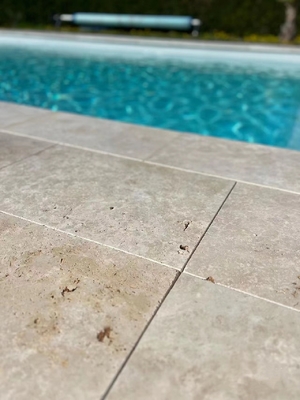 Estilo de diseño moderno Plata natural Travertino Piedra de marfil Tejas de cubierta para pisos de piscina