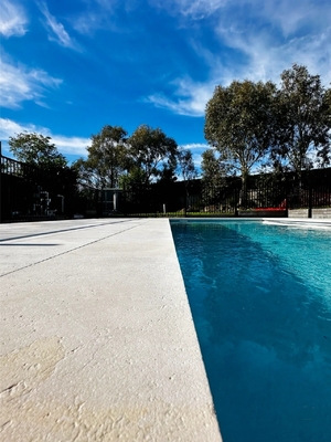Estilo de diseño moderno Plata natural Travertino Piedra de marfil Tejas de cubierta para pisos de piscina
