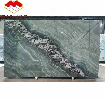 Mesa de comedor de hotel moderno con superficie de mármol verde pulido y diseño gráfico personalizado
