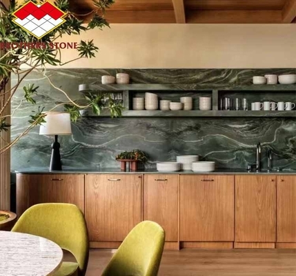 Mesa de comedor de hotel moderno con superficie de mármol verde pulido y diseño gráfico personalizado