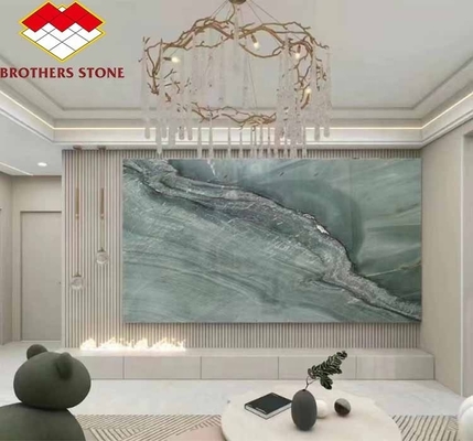 Mesa de comedor de hotel moderno con superficie de mármol verde pulido y diseño gráfico personalizado