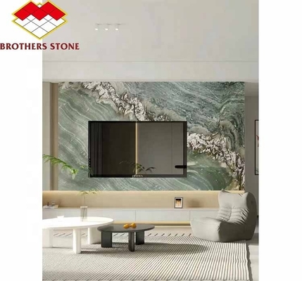 Mesa de comedor de hotel moderno con superficie de mármol verde pulido y diseño gráfico personalizado