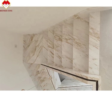 Tamaño personalizado Venus Oro Calacatta Escalera espiral de mármol Trampolín interior Luz LED moderna y diseño antideslizante