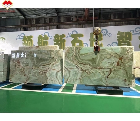 La losa de mármol de ónix verde es una elección impresionante para diseño de lavandería y decoración de interior