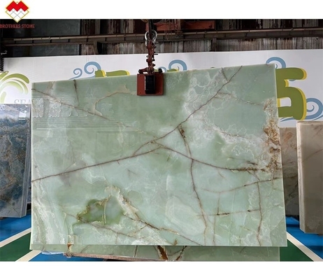 La losa de mármol de ónix verde es una elección impresionante para diseño de lavandería y decoración de interior