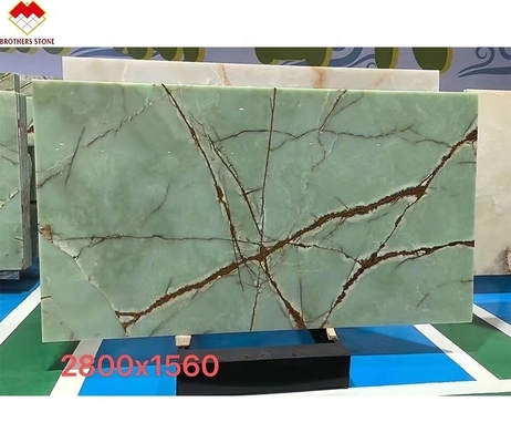 La losa de mármol de ónix verde es una elección impresionante para diseño de lavandería y decoración de interior