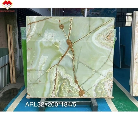 La losa de mármol de ónix verde es una elección impresionante para diseño de lavandería y decoración de interior