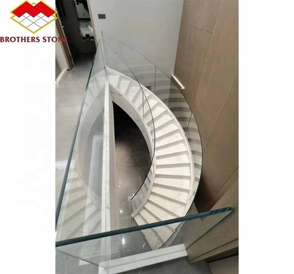 Escaleras en espiral de mármol natural en interiores con pisos pulidos y estilo moderno