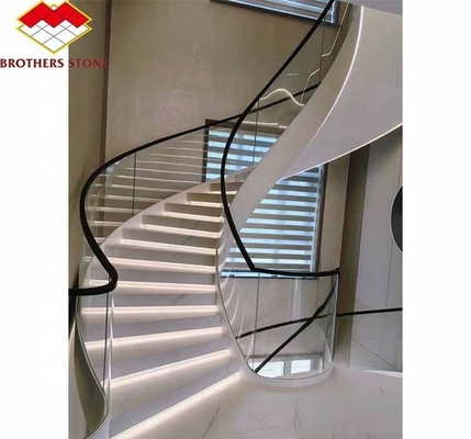 Escaleras en espiral de mármol natural en interiores con pisos pulidos y estilo moderno