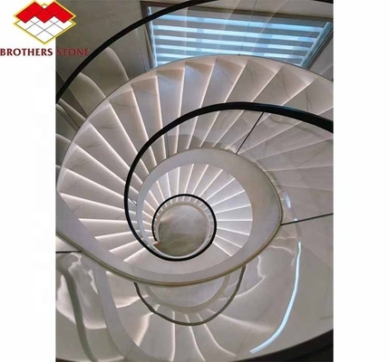 Escaleras en espiral de mármol natural en interiores con pisos pulidos y estilo moderno