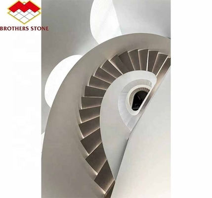Escaleras en espiral de mármol natural en interiores con pisos pulidos y estilo moderno