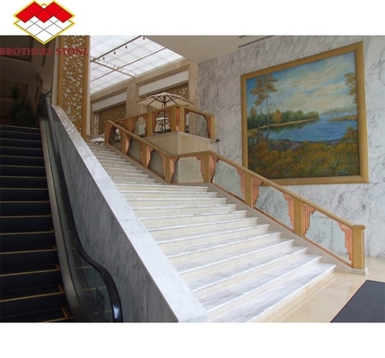 Escaleras en espiral de mármol natural en interiores con pisos pulidos y estilo moderno