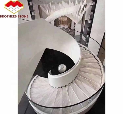 Escalera de mármol interior del hotel con diseño curvo en espiral moderno y opción de corte a medida