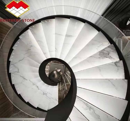 Escalera de mármol interior del hotel con diseño curvo en espiral moderno y opción de corte a medida
