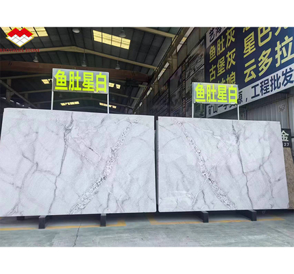 Modernas losas de granito blanco de Calacatta para escaleras interiores y diseño de paredes