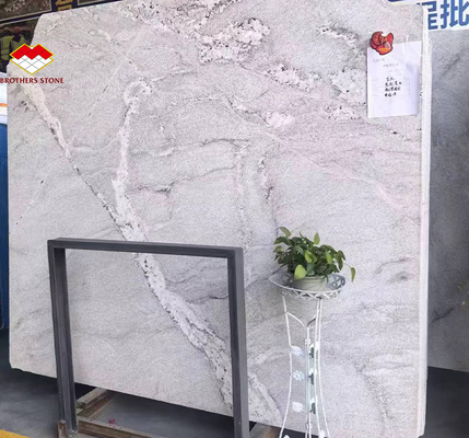 Modernas losas de granito blanco de Calacatta para escaleras interiores y diseño de paredes