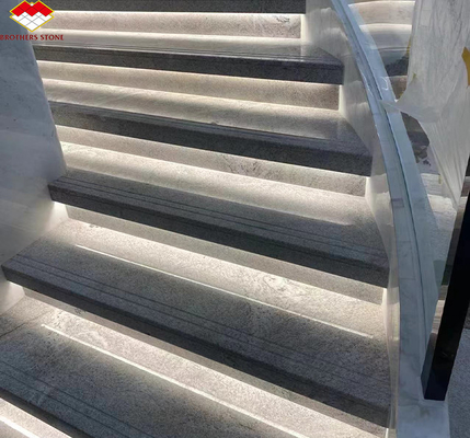 Modernas losas de granito blanco de Calacatta para escaleras interiores y diseño de paredes