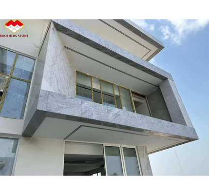 Modernas losas de granito blanco de Calacatta para escaleras interiores y diseño de paredes