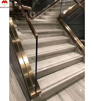 Escalera recta de mármol blanco de madera con superficie de dibujo y diseño de cinta antideslizante