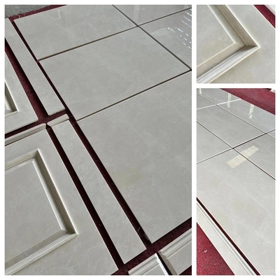 Panel de pared de mármol beige claro y columna de tallado de mármol para pantalla de fondo moderna