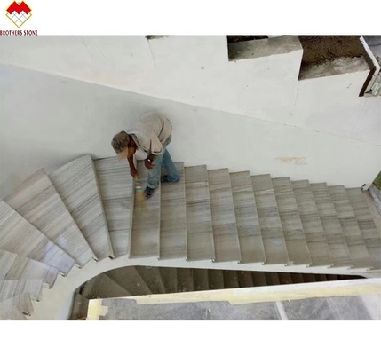La madera blanca se ve azulejos de mármol escalera anti resbalón seguir las venas blanco gris vena azulejos de mármol escalera