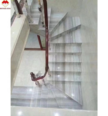 La madera blanca se ve azulejos de mármol escalera anti resbalón seguir las venas blanco gris vena azulejos de mármol escalera