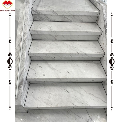 Fácil de instalar Escalera de mármol de piedra blanca de lujo Volakas para la decoración del hotel