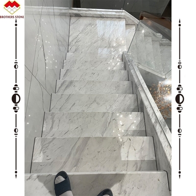 Fácil de instalar Escalera de mármol de piedra blanca de lujo Volakas para la decoración del hotel