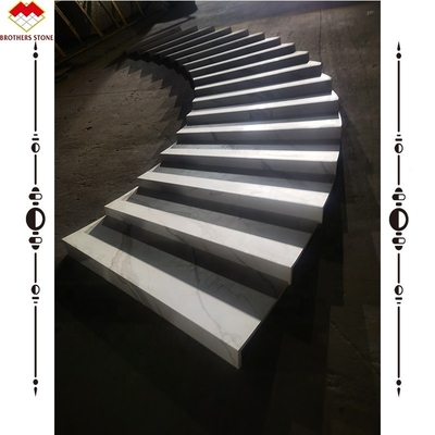 Escaleras interiores hechas de piedra artificial con patrón de Calacatta y cubierta de iluminación LED