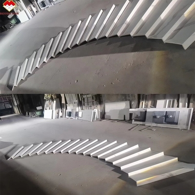 Escaleras interiores hechas de piedra artificial con patrón de Calacatta y cubierta de iluminación LED