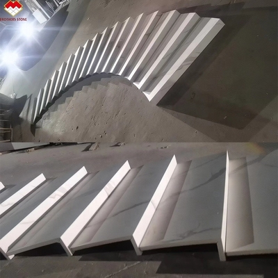 Escaleras interiores hechas de piedra artificial con patrón de Calacatta y cubierta de iluminación LED
