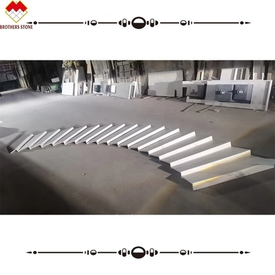Escaleras interiores hechas de piedra artificial con patrón de Calacatta y cubierta de iluminación LED
