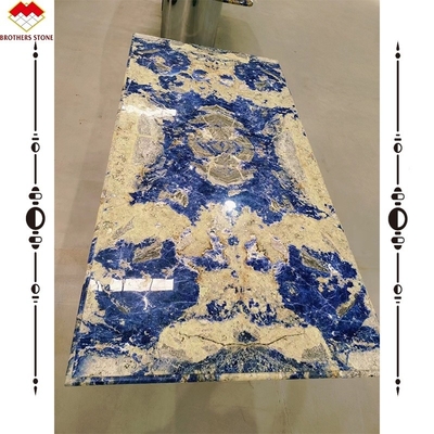 Tabla de comedor moderna de mármol de calcita con cuenca de piedra azul boliviana translúcida