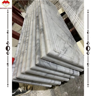 Tamaño personalizado Pisadas de escalera de piedra de mármol blanco y montacargas para estilo de diseño moderno