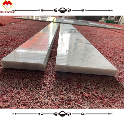 Tamaño personalizado Pisadas de escalera de piedra de mármol blanco y montacargas para estilo de diseño moderno