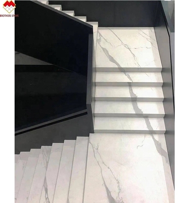 Personalización de las escaleras de azulejos de porcelana con aspecto de mármol blanco pulido o mate de Calacatta Dureza Mohs 6-7