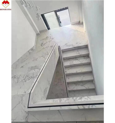 Personalización de las escaleras de azulejos de porcelana con aspecto de mármol blanco pulido o mate de Calacatta Dureza Mohs 6-7