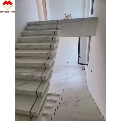 Porcelana escalera fina de losas hecha con acabado de superficie pulida o mate a medida