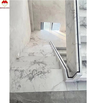 MOHS 6-7 Dureza Marmol blanco aspecto de azulejos de porcelana Escaleras con diseño personalizado