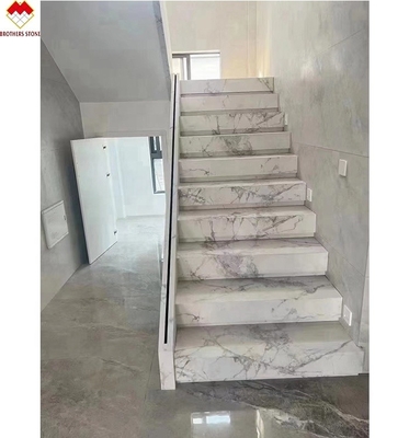 MOHS 6-7 Dureza Marmol blanco aspecto de azulejos de porcelana Escaleras con diseño personalizado