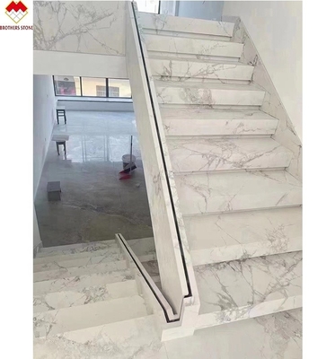 MOHS 6-7 Dureza Marmol blanco aspecto de azulejos de porcelana Escaleras con diseño personalizado