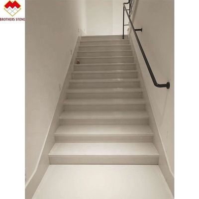 Escalera de mármol blanco personalizada con diseños de alza barandilla de vidrio en diseño espiral