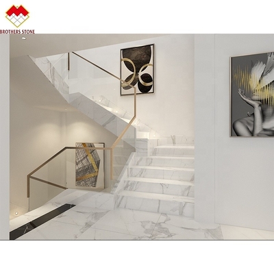 Escalera de mármol blanco personalizada con diseños de alza barandilla de vidrio en diseño espiral